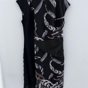 Eve Gravel Elegant Black Feather Print Dress médium